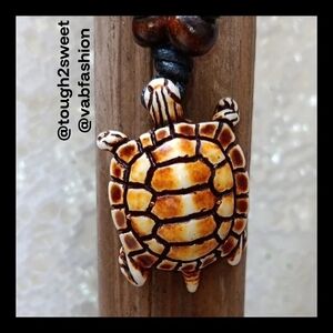 ARTISAN BOHO CARVED RESIN TURTLE ADJUSTABLE PENDANT NECKLACE/GIFT BOXED (E)